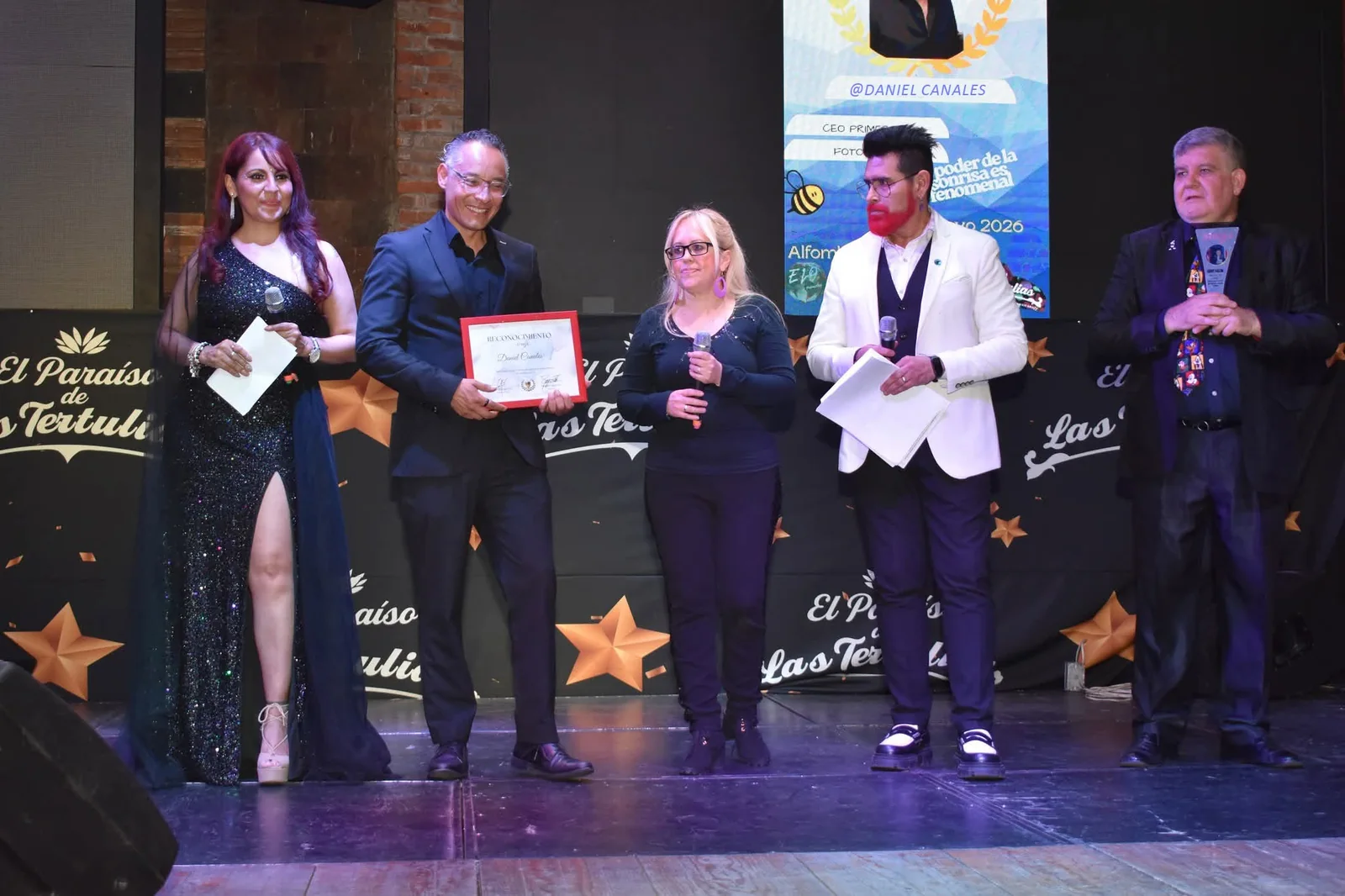 Daniel Canales recibiendo un reconocimiento