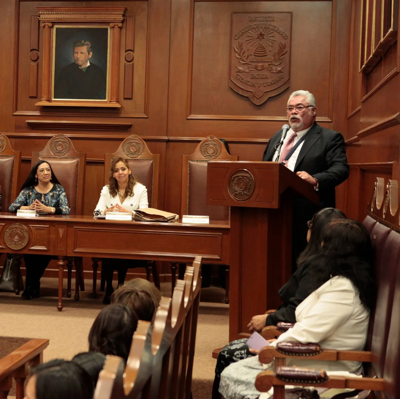 Carlos Duarte dando una conferencia en un recinto institucional
